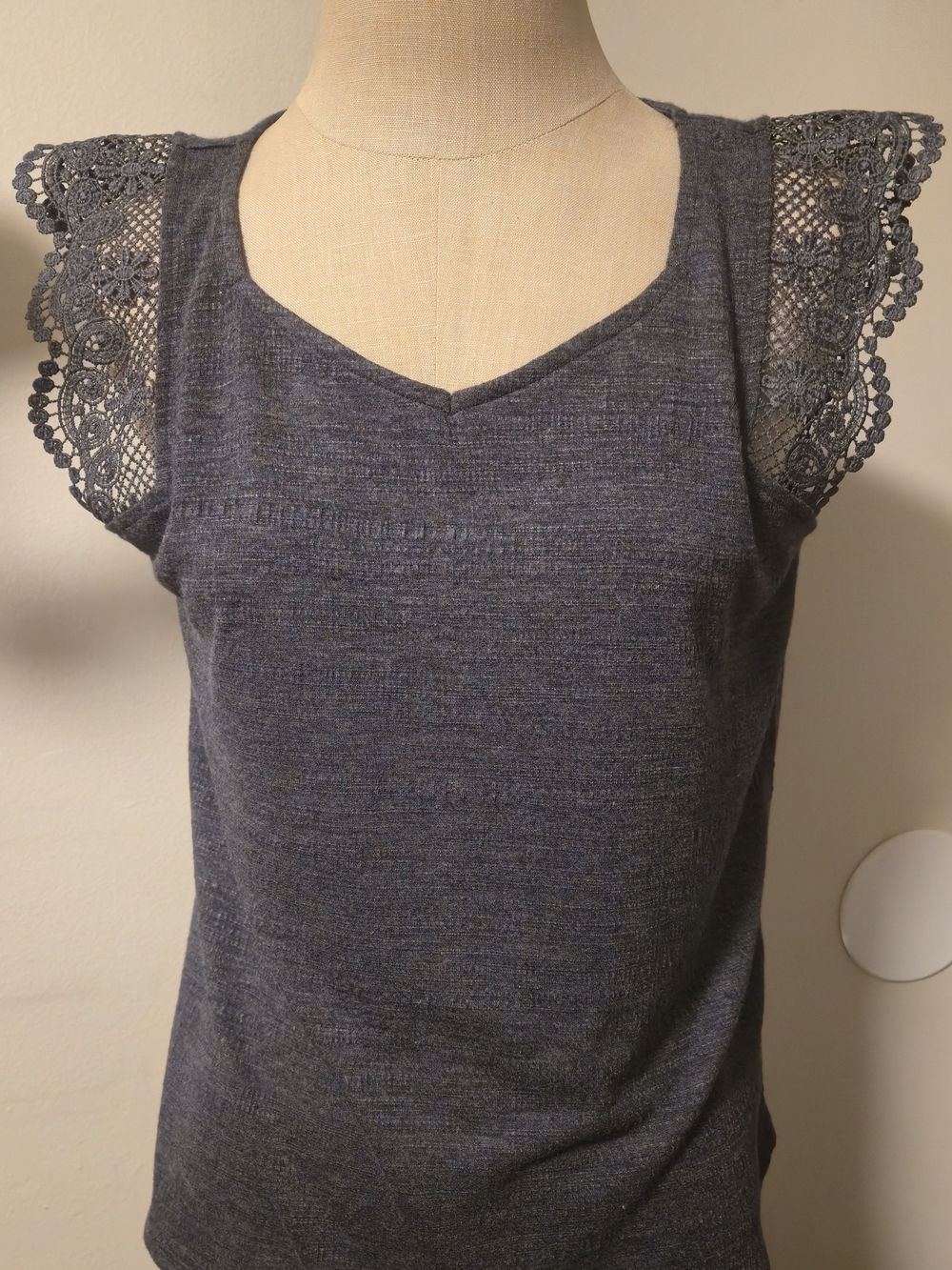 Nwot Women’s Love Scarlett Lace Cap-Sleeve Top — Charcoal Gray Small